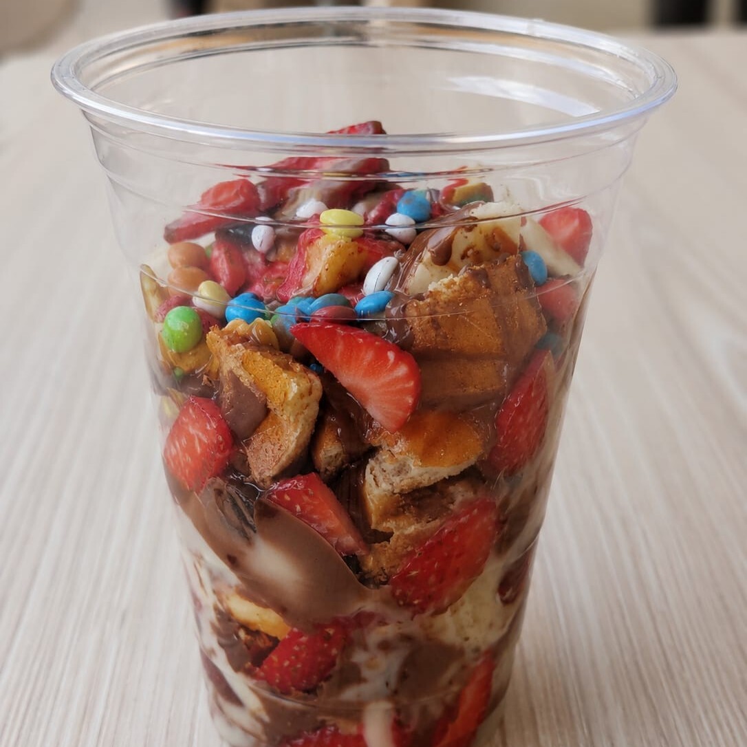 Muzlu ve Çilekli Bardak Waffle