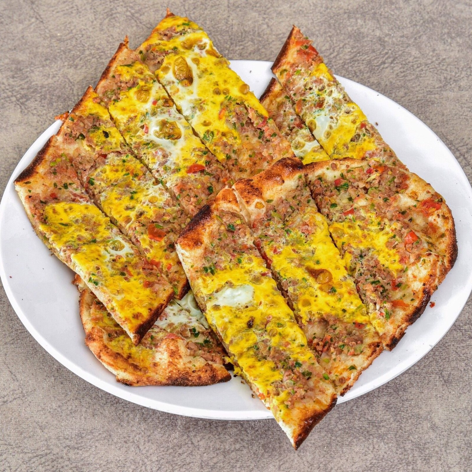 Kıymalı Yumurtalı Pide