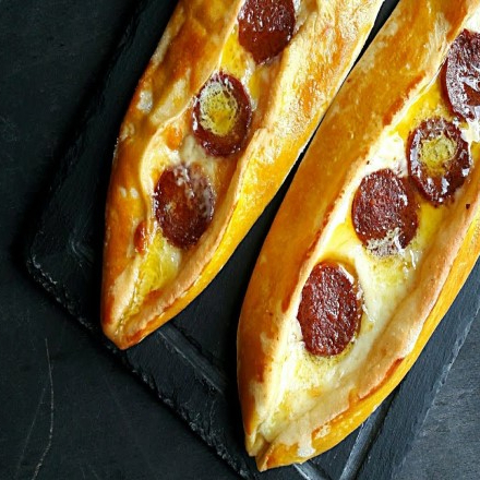 Sucuklu Yumurtalı Pide