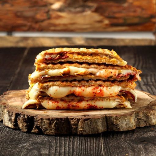 Üç Peynirli Spesiyal Tost