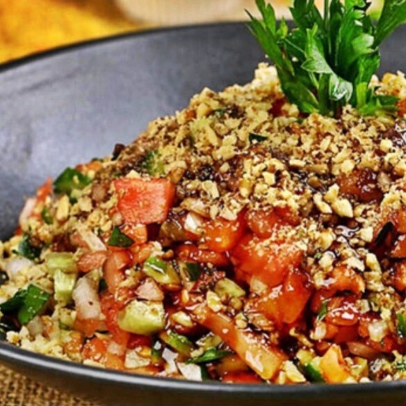 Gavurdağı Salatası Domates Biber Soğan Sumak Zeytinyağı Ceviz ile Bol Bol Salata Pir Hasan VIP