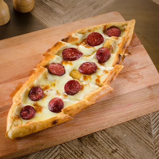 Kaşarlı Sucuklu Pide
