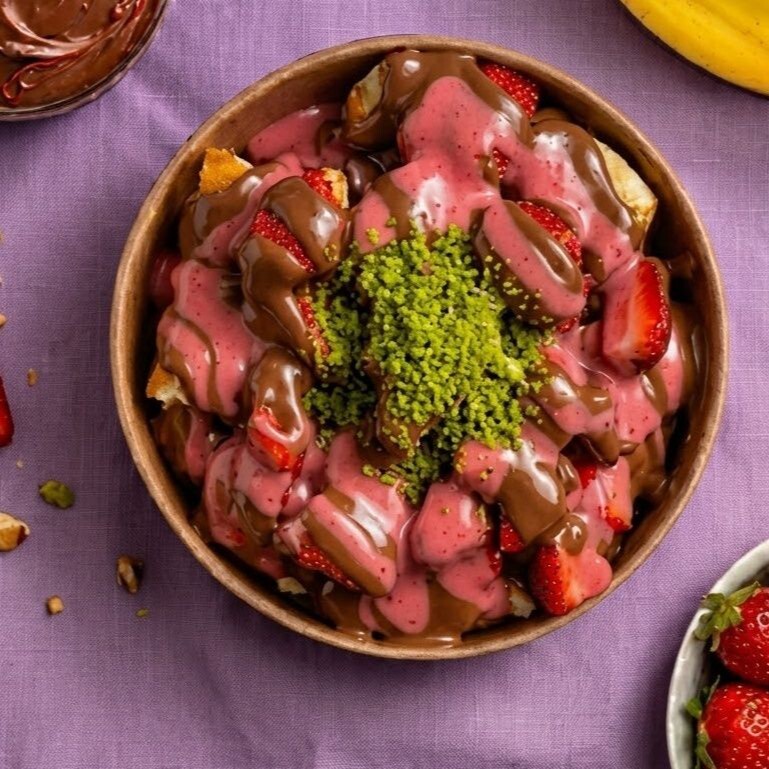 Çilekli Çikolatalı Waffle Bowl