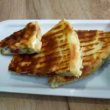 Bazlama Dana Sucuklu Beyaz Peynirli Tost