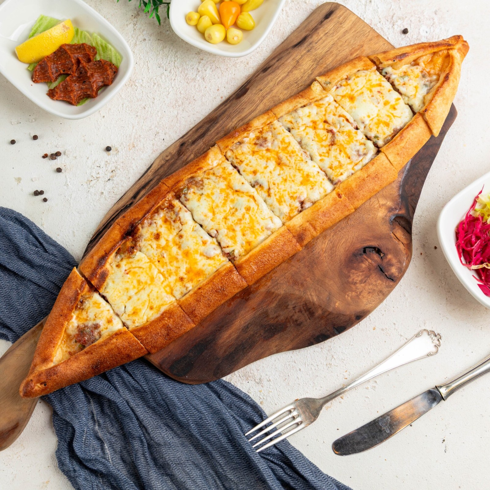 Kıymalı Kaşarlı Pide