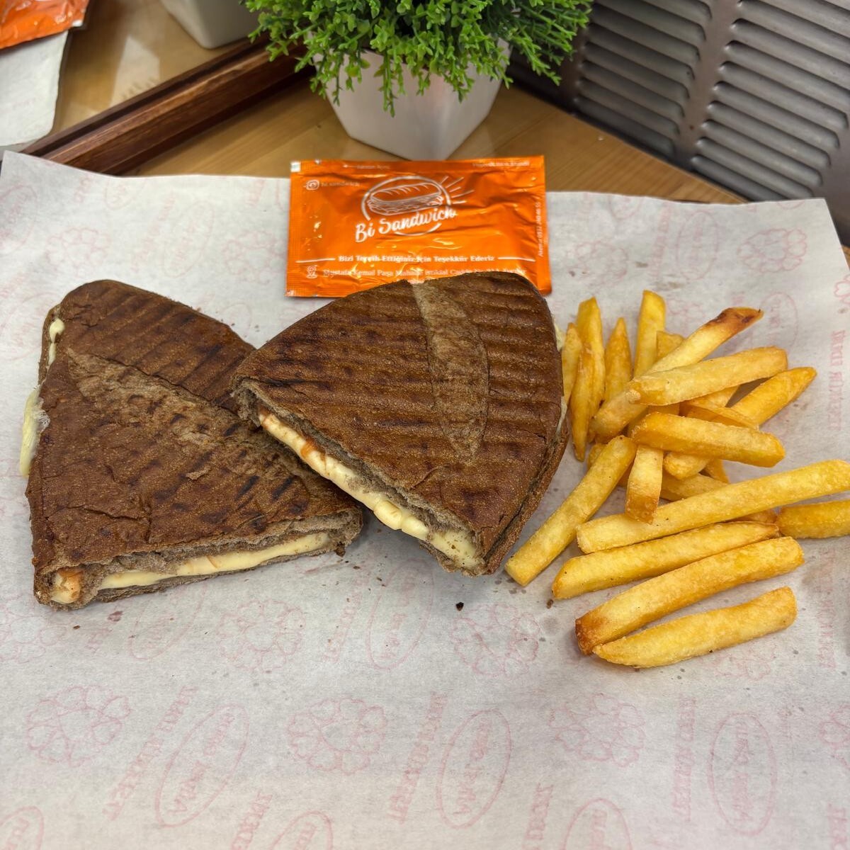 Tam Buğday Ekmeğinde Kaşarlı Tost