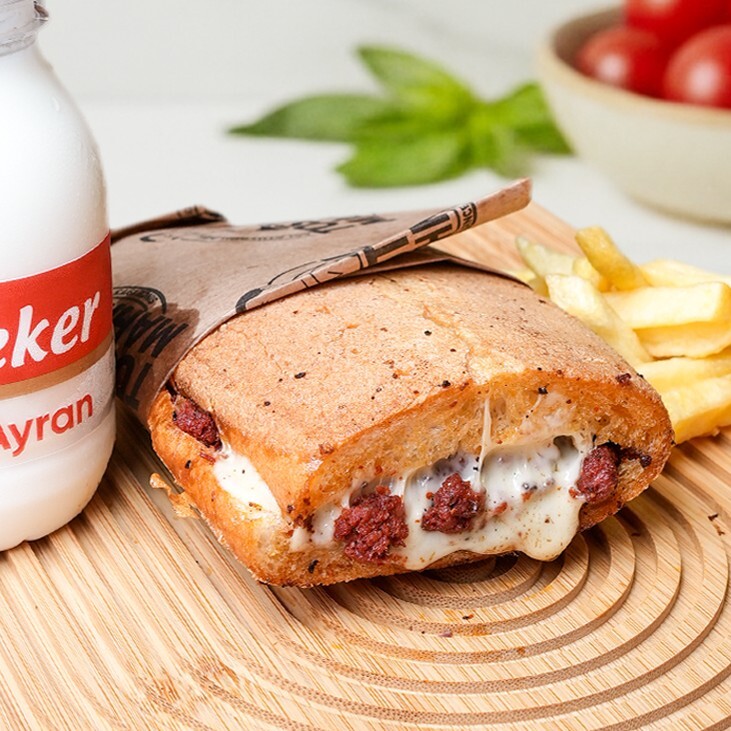 Sucuk Kaşarlı Tost Menü