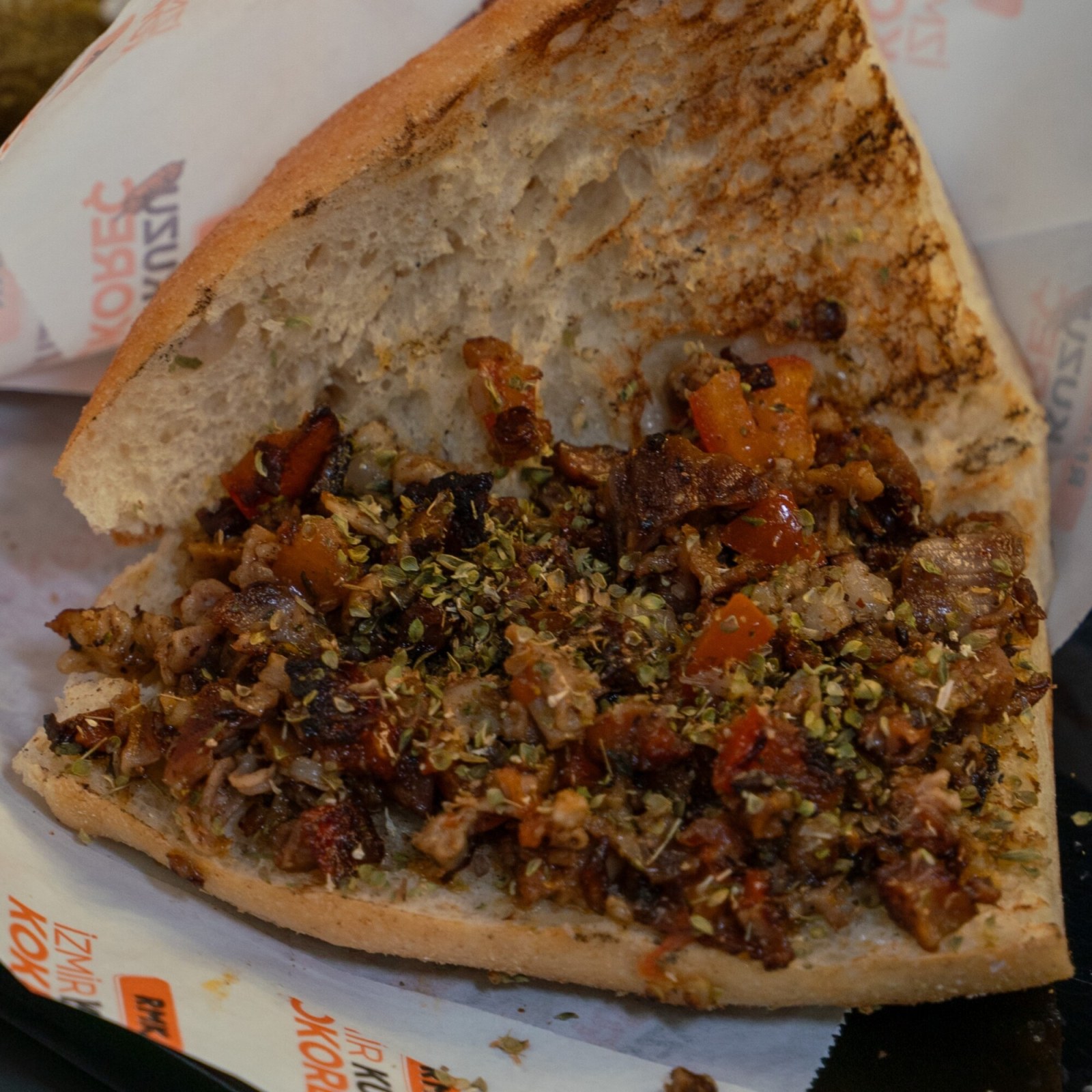 Çeyrek Ekmek Arası İstanbul Kuzu Kokoreç + 330 ml Coca-cola