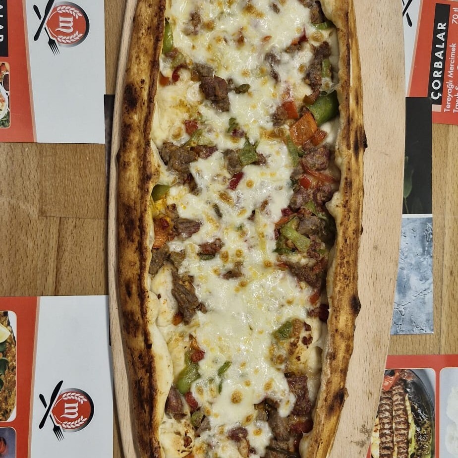 Kuşbaşılı Kaşarlı Pide