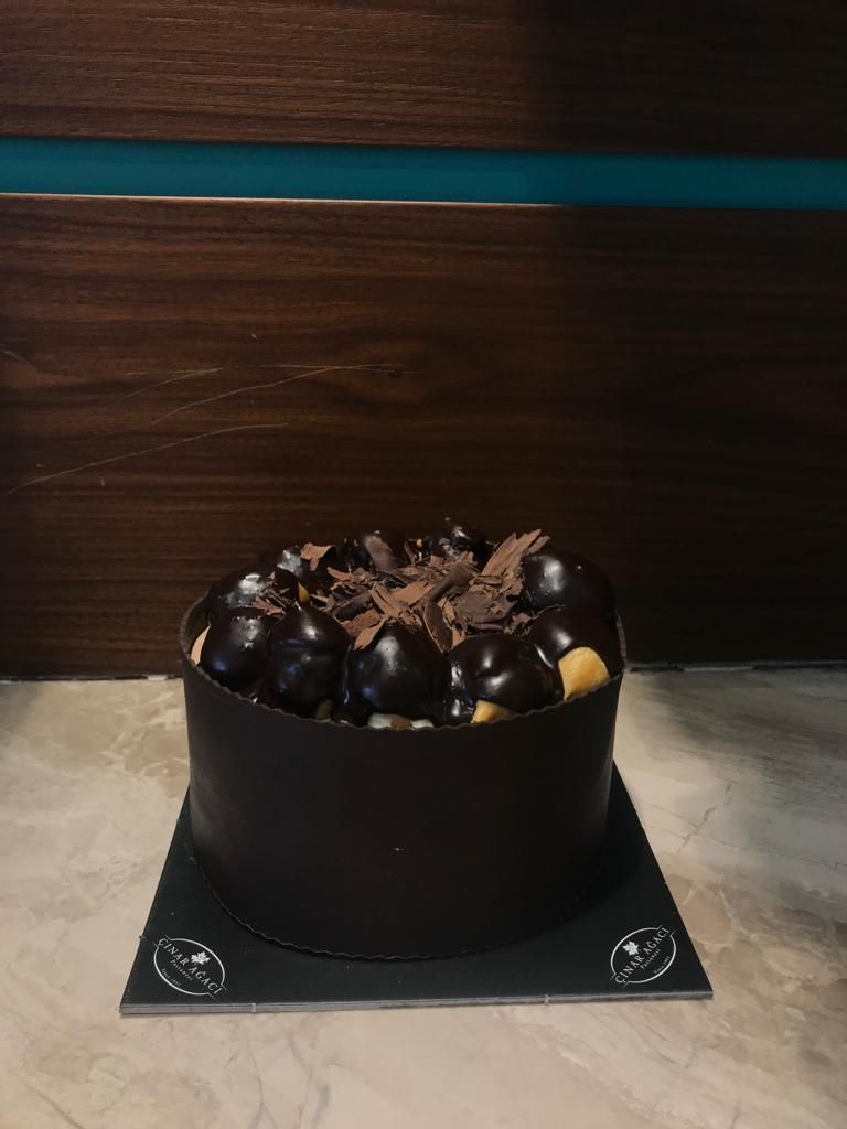 Profiterollü Çikolatalı Pasta (7-9 Kişilik)