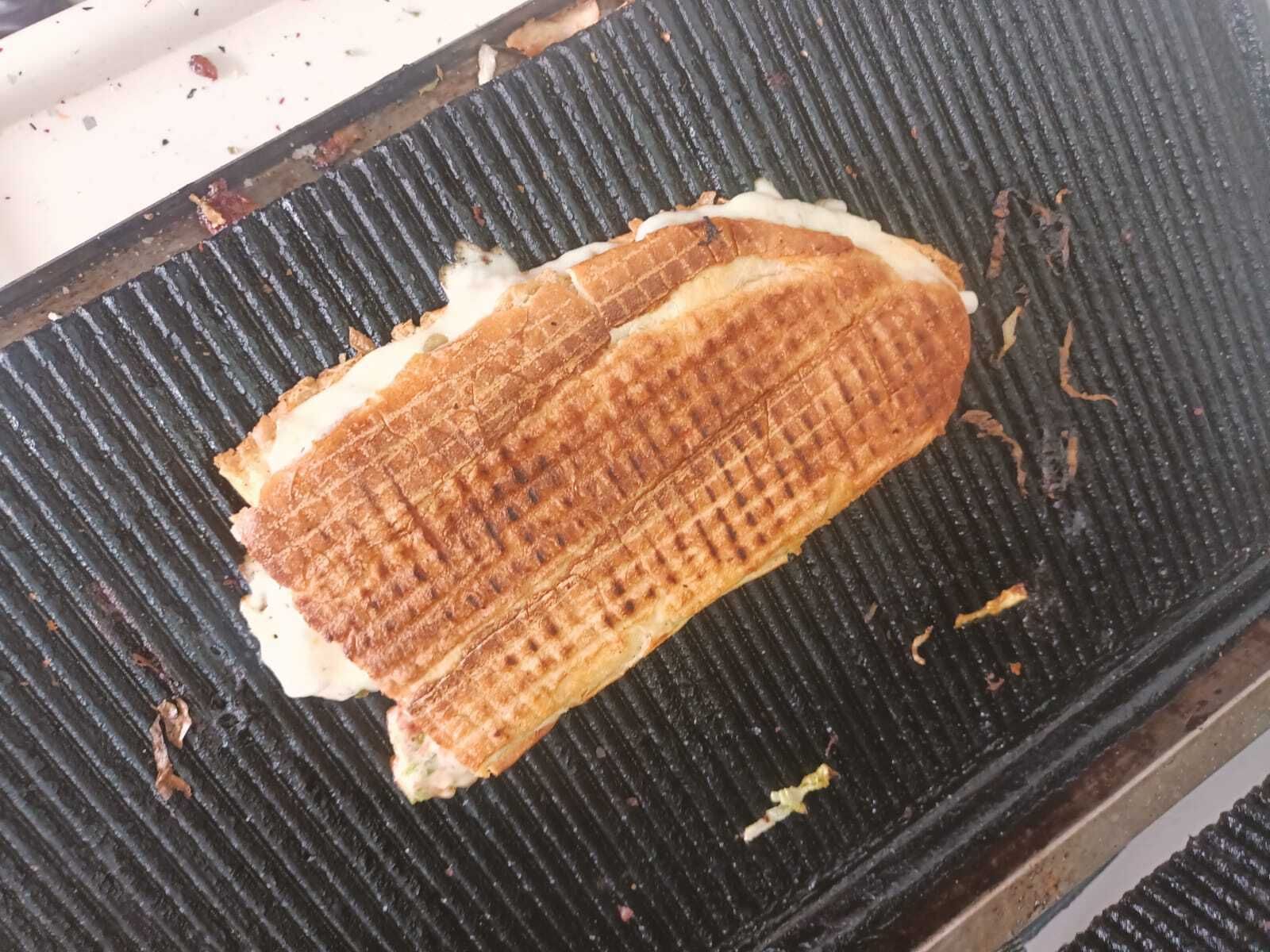 3/4 Ekmek Kaşarlı Tost
