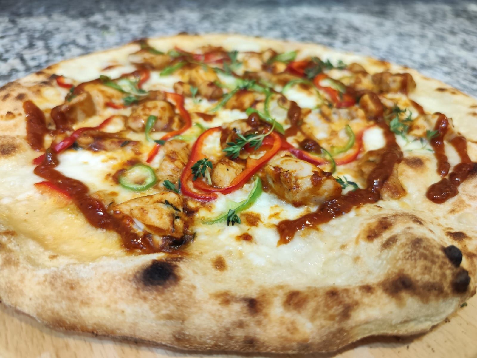 Pizza Pollo Consalsa BBQ calda