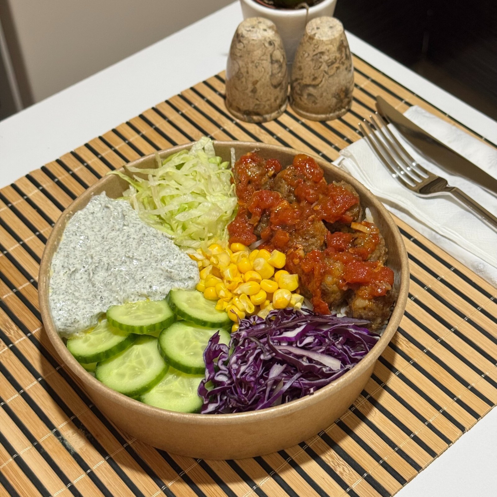 Domates Soslu Köfte Bowl +Coca Cola Menü