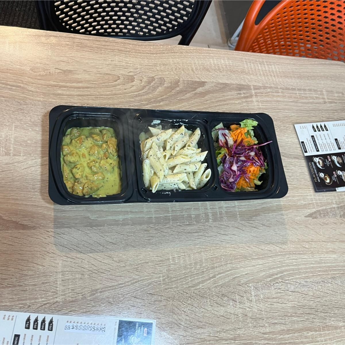 Pestolu tavuk, kremalı fesleğenli penne, salata