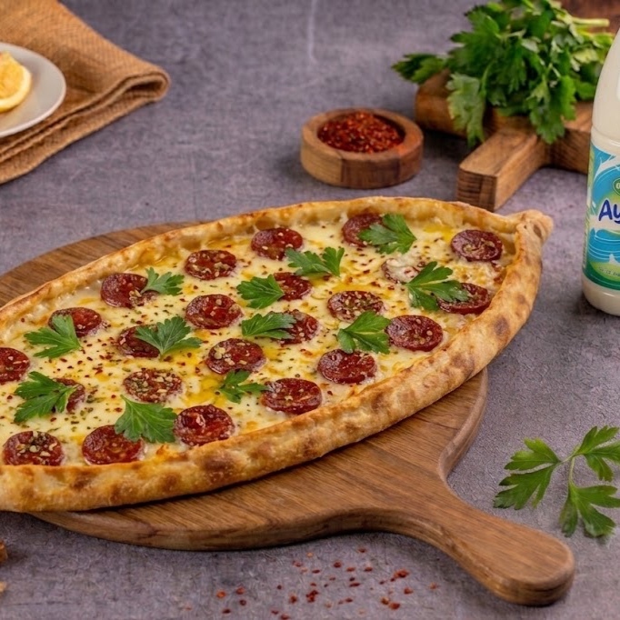 Peynirli Sucuklu Pide