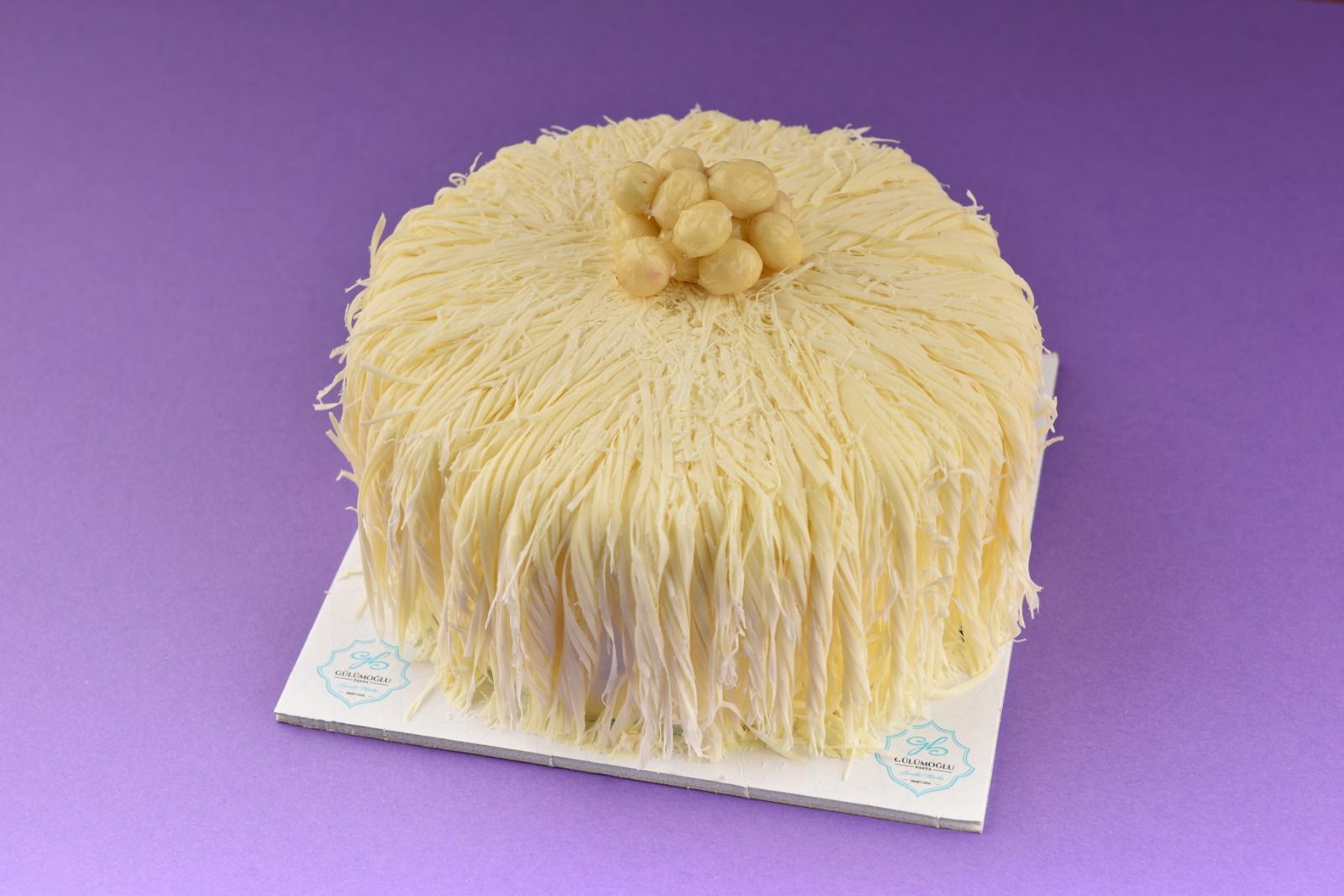 Beyaz Saçaklı Pasta (6 Kişilik)