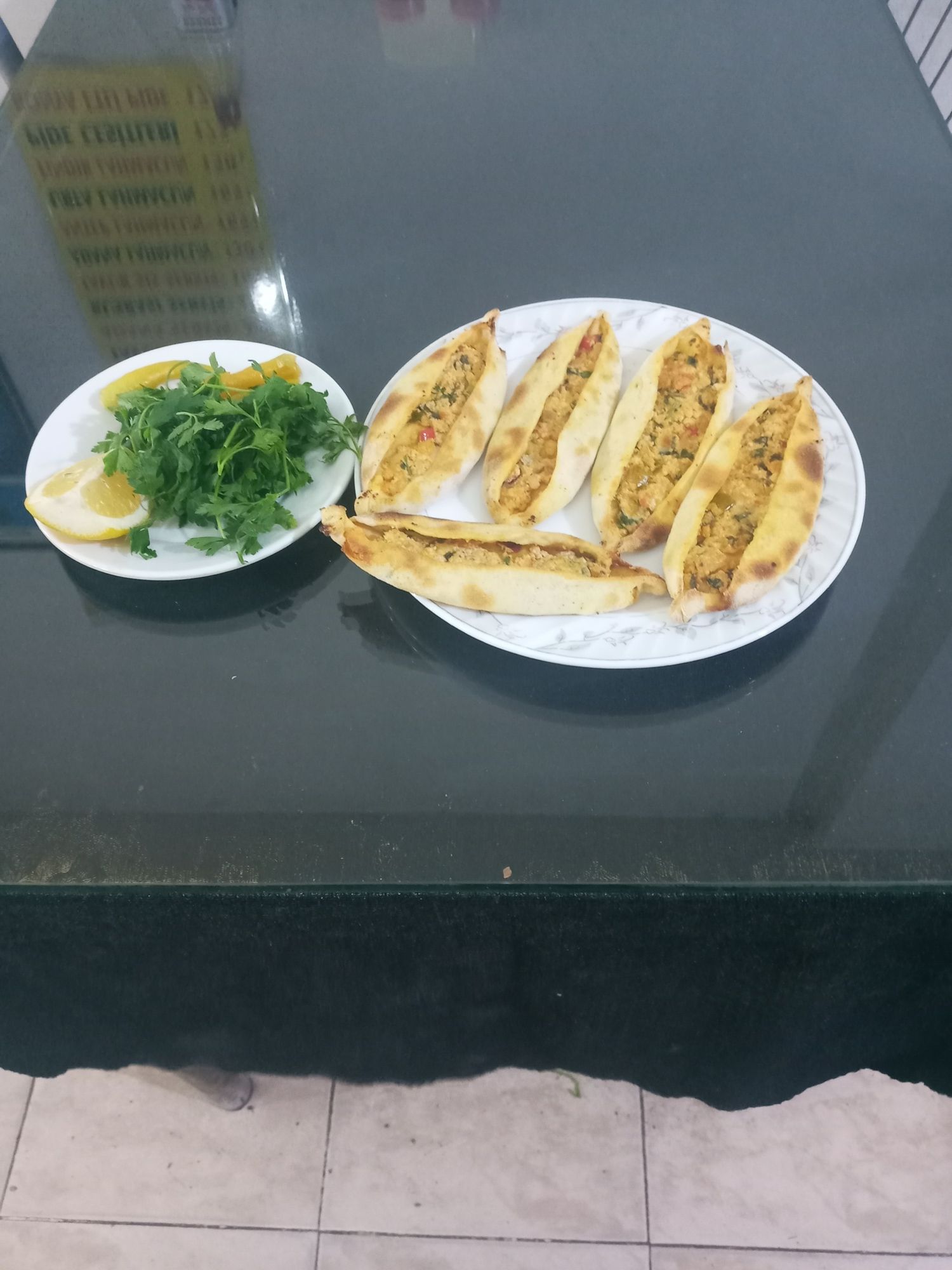 Peynirli Pide MAYDANOZ LIMON TURSU ILE BIRLIKTE