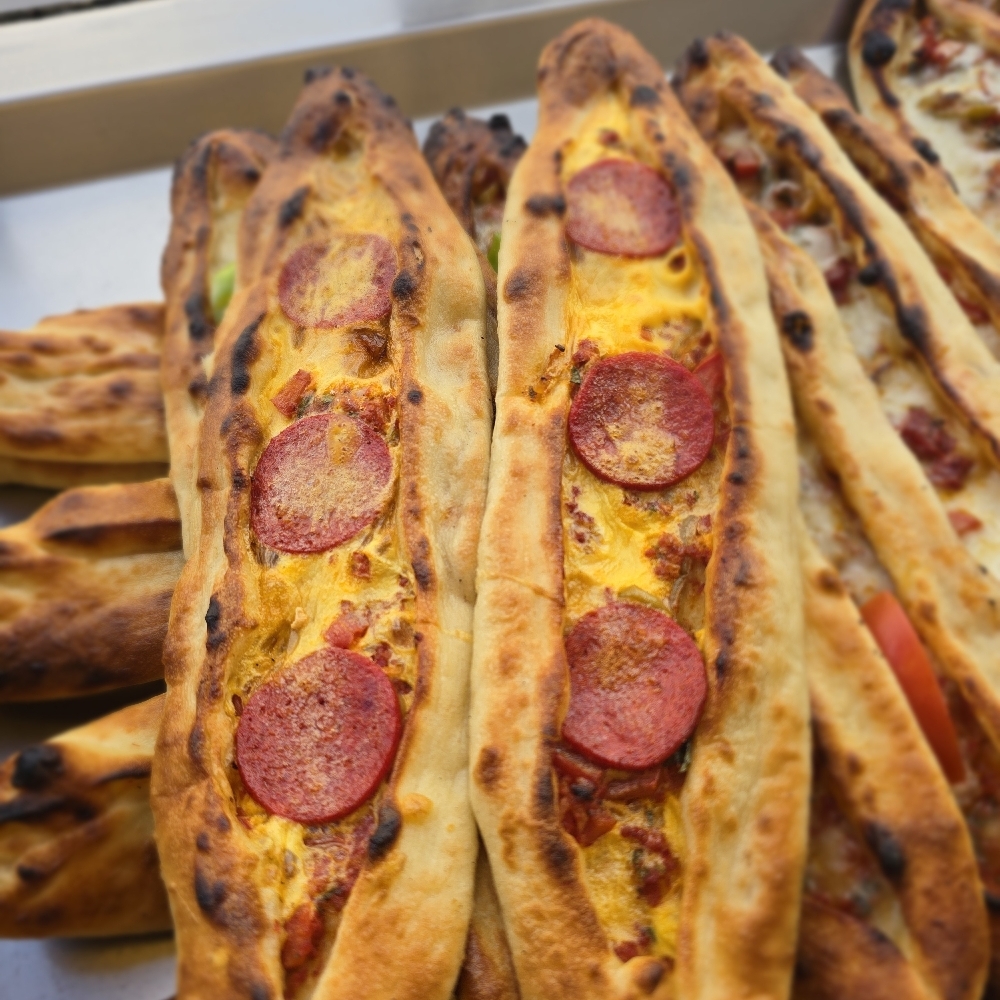 Kıymalı Yumurtalı Sucuklu Mini Pide
