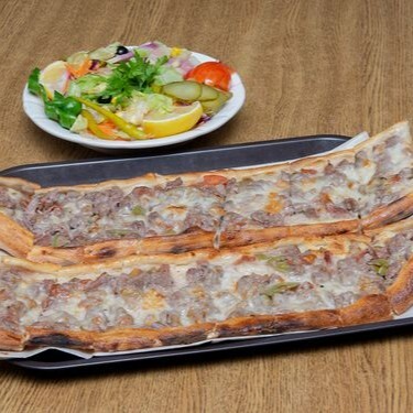 Kuşbaşılı Kaşar Peynirli Pide