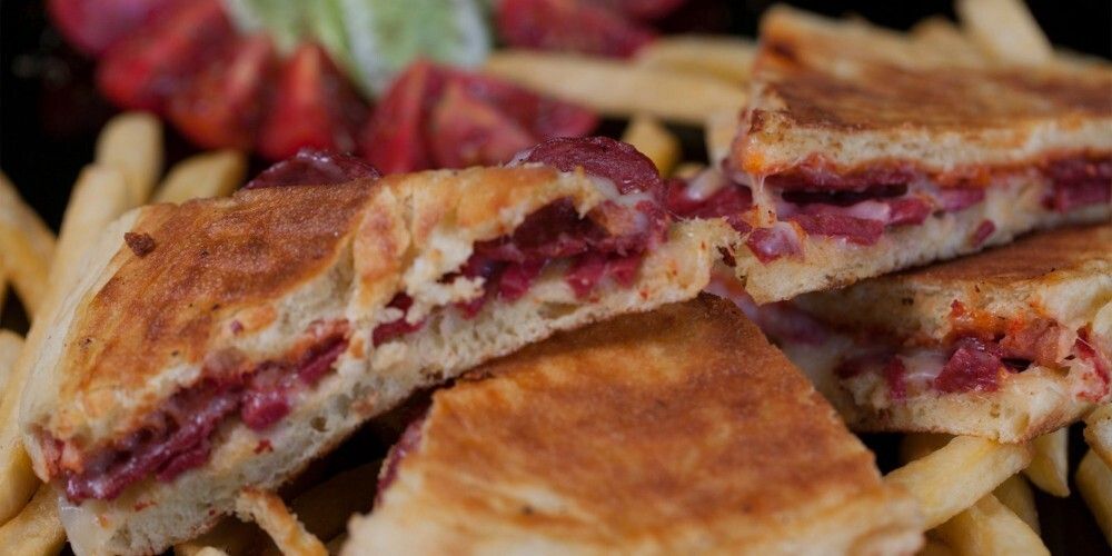 Sucuklu Bazlama Tost Menü