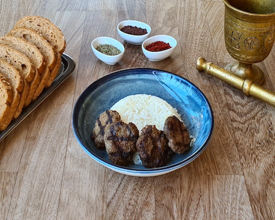 Pilav Üstü Izgara Köfte (150gr Pilav /Köfte 4ad,Haşlanmış Brokoli Ve Havuç)