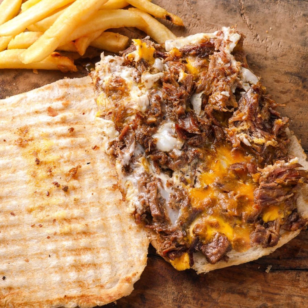 Yarım Ekmeğe Yumurtalı Kavurmalı Tost