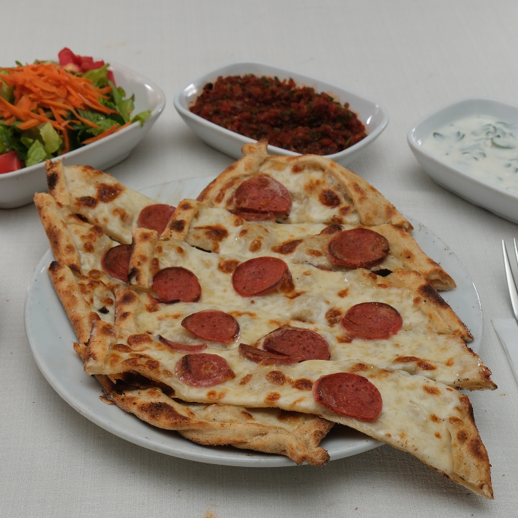 Kaşarlı Sucuklu Pide