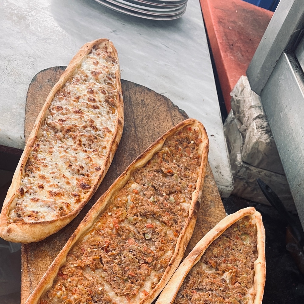 Kıymalı Kaşarlı Pide