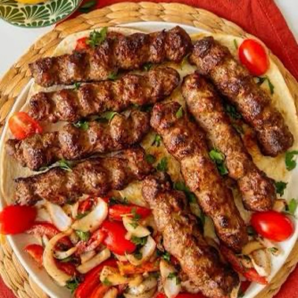 Adana Kebap (10 Şiş) + 5 çeşit meze+ pirinç pilavı + 1 litre içecek