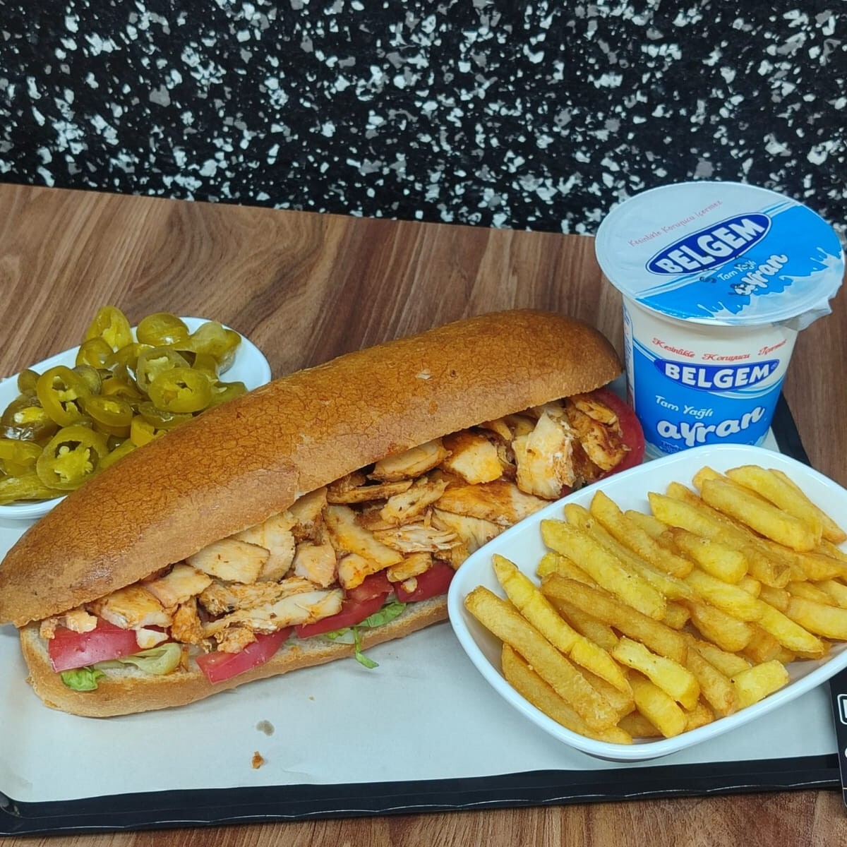 1 Kişilik Somun Ekmek Arası Tavuk Döner 300 ml Ayran Menü