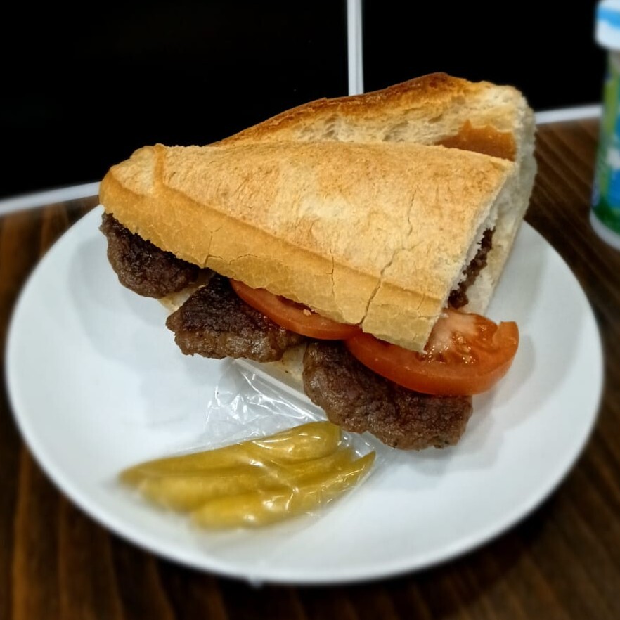 Yarım Ekmek Arası Köfte Ve Ayran