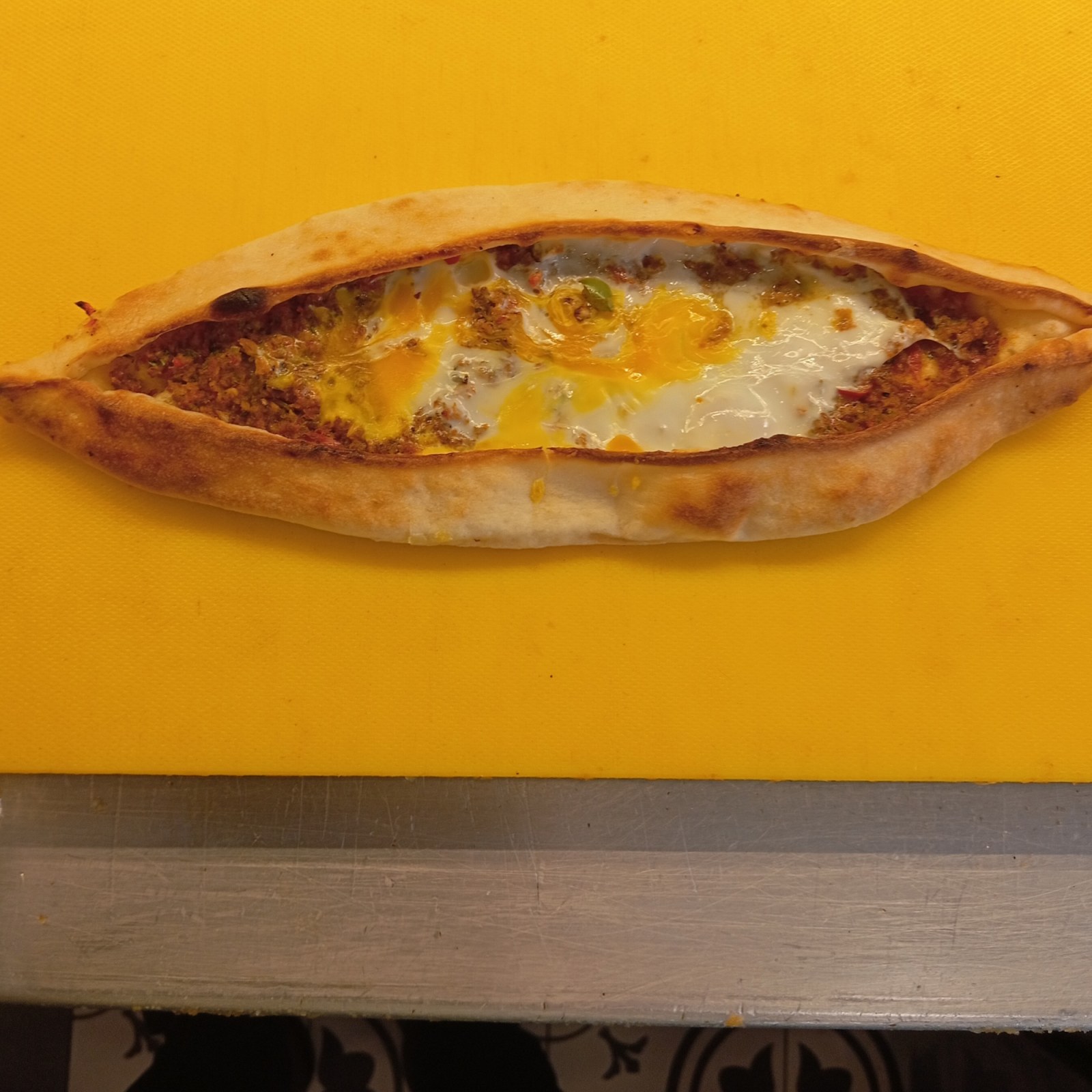 Kıymalı Yumurtalı Pide