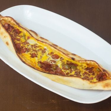 Kıymalı Yumurtalı Cantık Pide