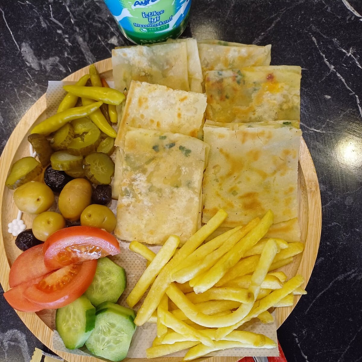 Kavrulmuş zeytinli Kaşarlı Gözleme