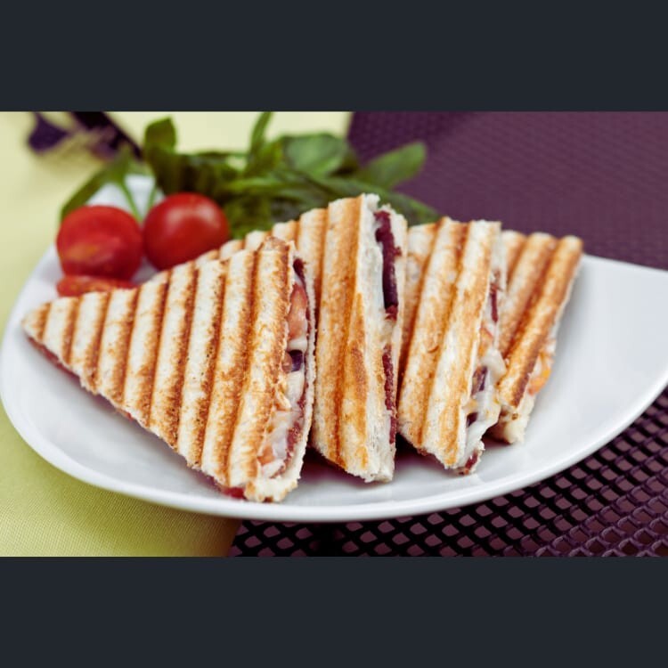Ayvalık Ekmeğine Karışık Tost