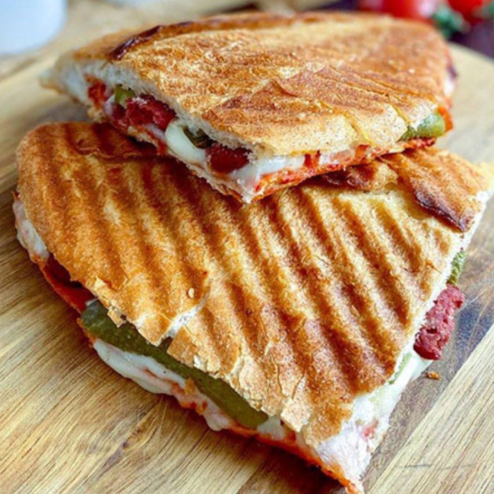 Yarım ekmek karışık Sanayi tost’u + ayran