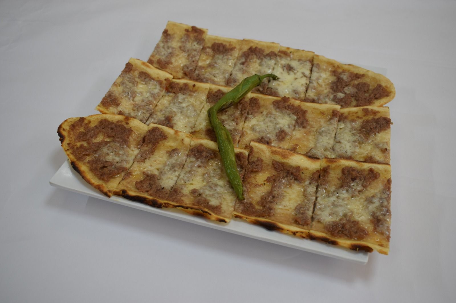 Sade Kıymalı Kaşarlı Pide