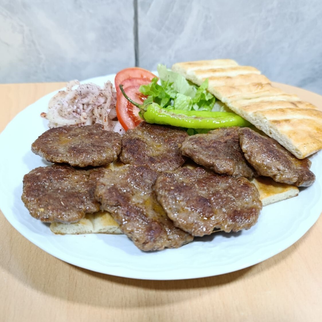 Dolu Dolu Kasap Köfte Servis