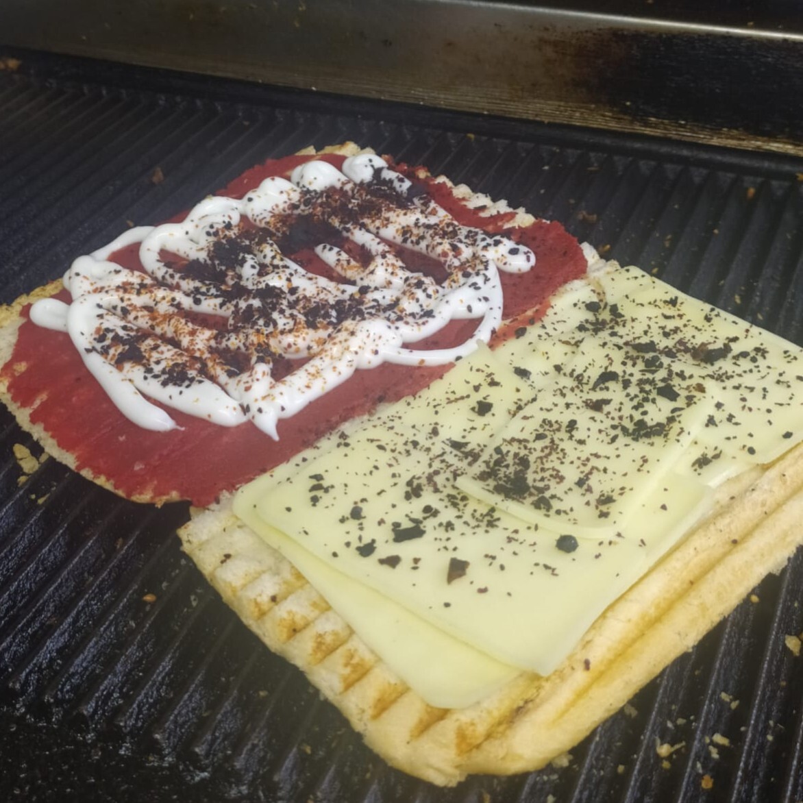 Yarım Kaşarlı Tost