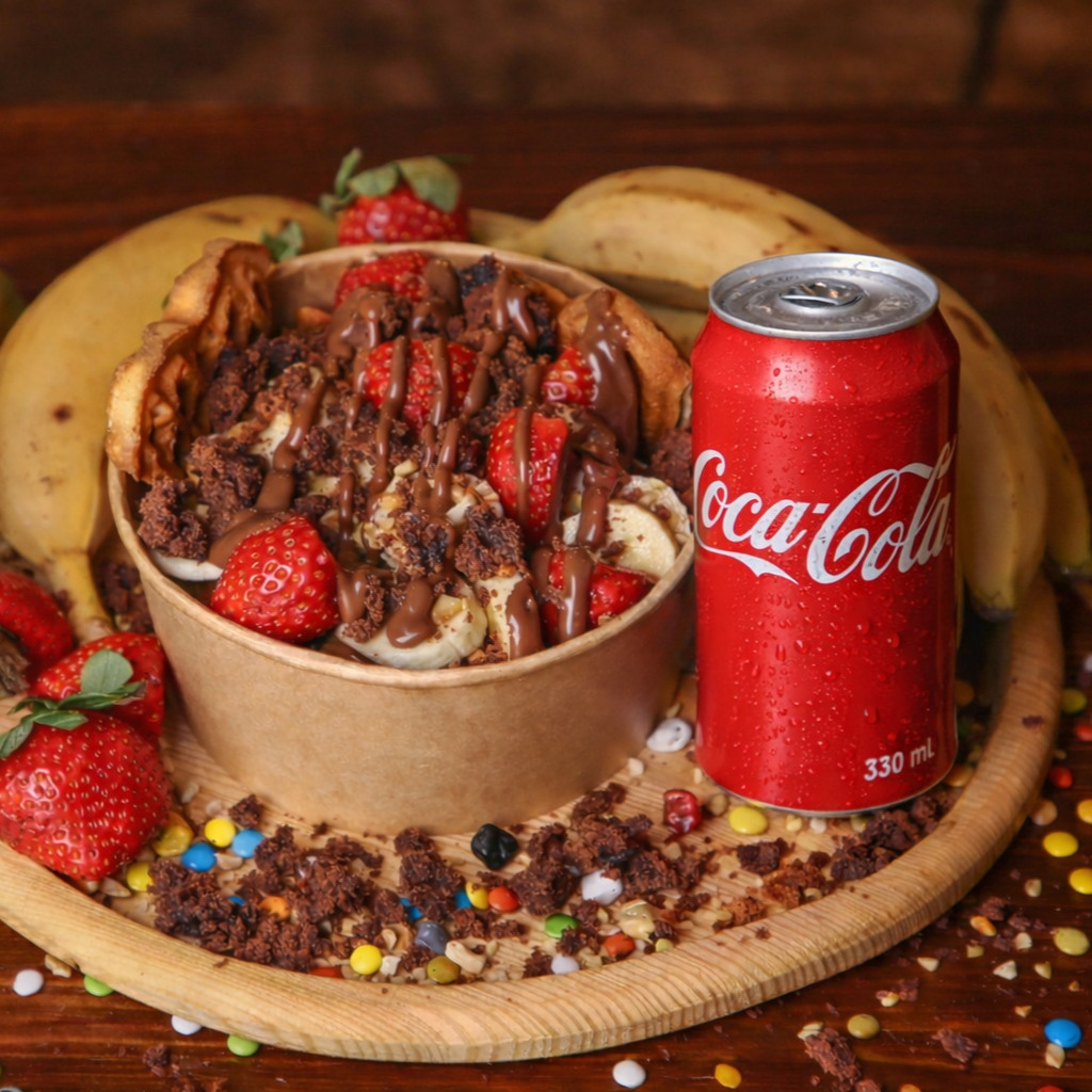 Sütlü Çikolatalı Çilekli Bowl Waffle + 330 ml Coca-cola