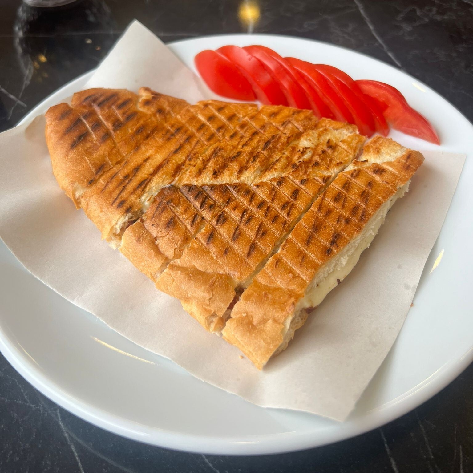 Beyaz Peynir Domatesli Tost