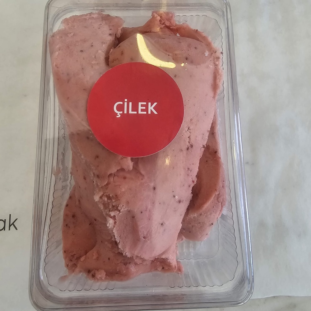 Balkaymak Dondurma Çilekli