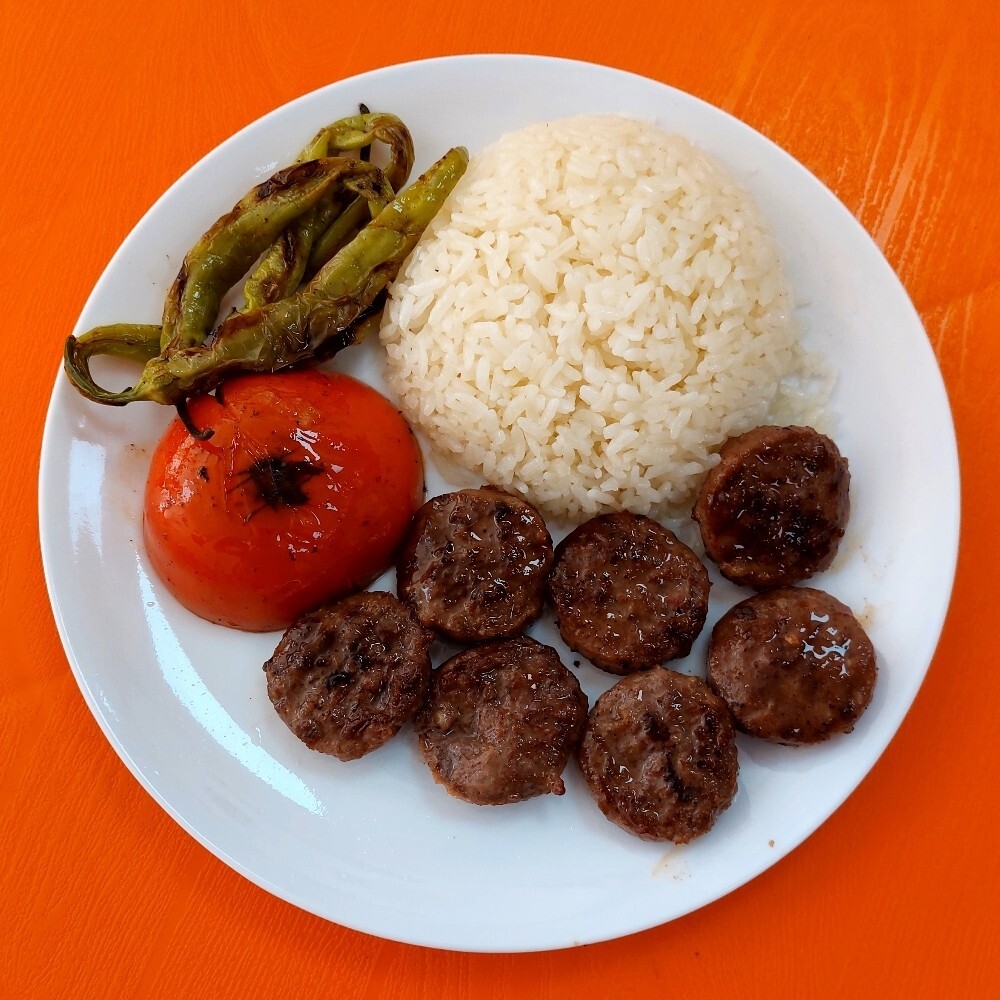 Izgara Köfte Tabakta Servis