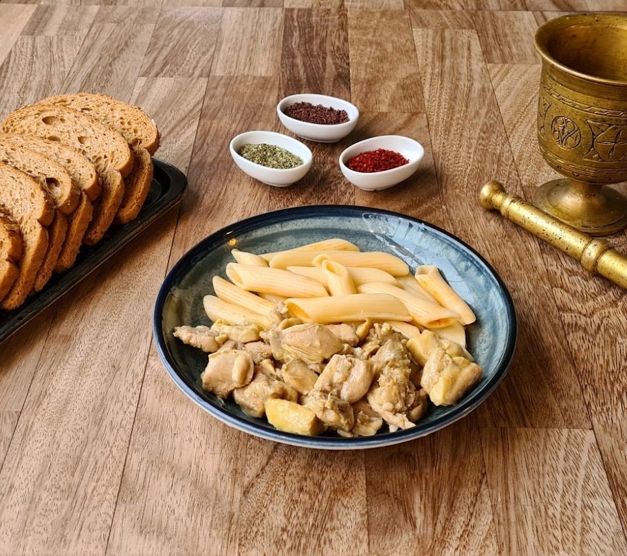 Makarna Üstü Köri Soslu Tavuk (150gr Panne /100gr Tavuk)