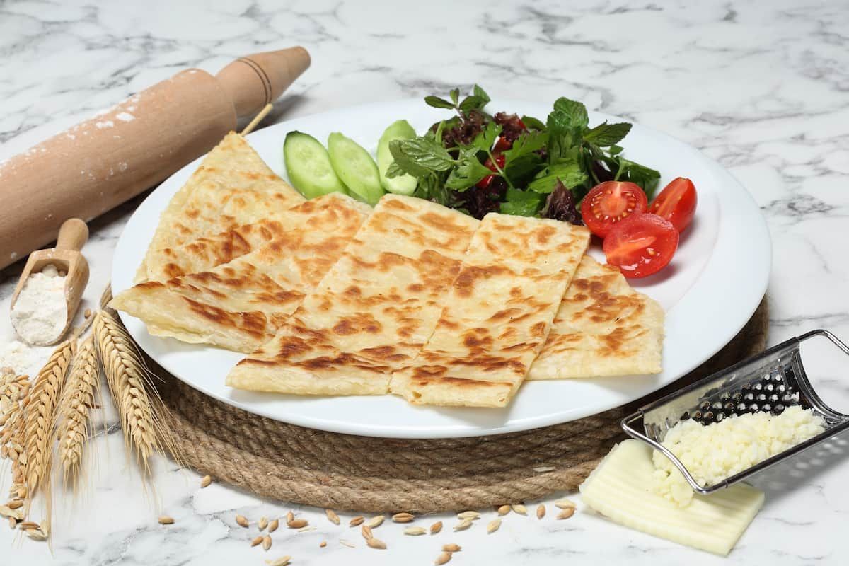 Kaşarlı Kasap sucuklu yumurtalı +Coca Cola 330 ml