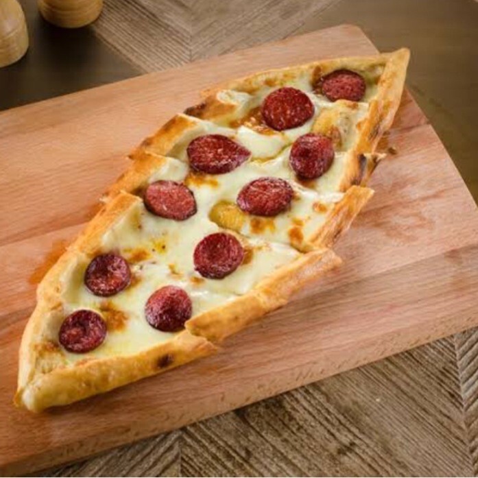 Kaşarlı sucuklu pide