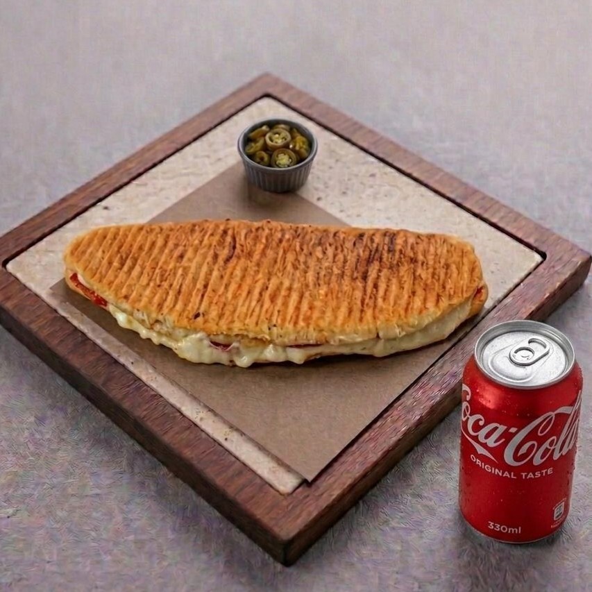 Tam Ekmeğe Karışık Tost + Coca-Cola (33 cl.)