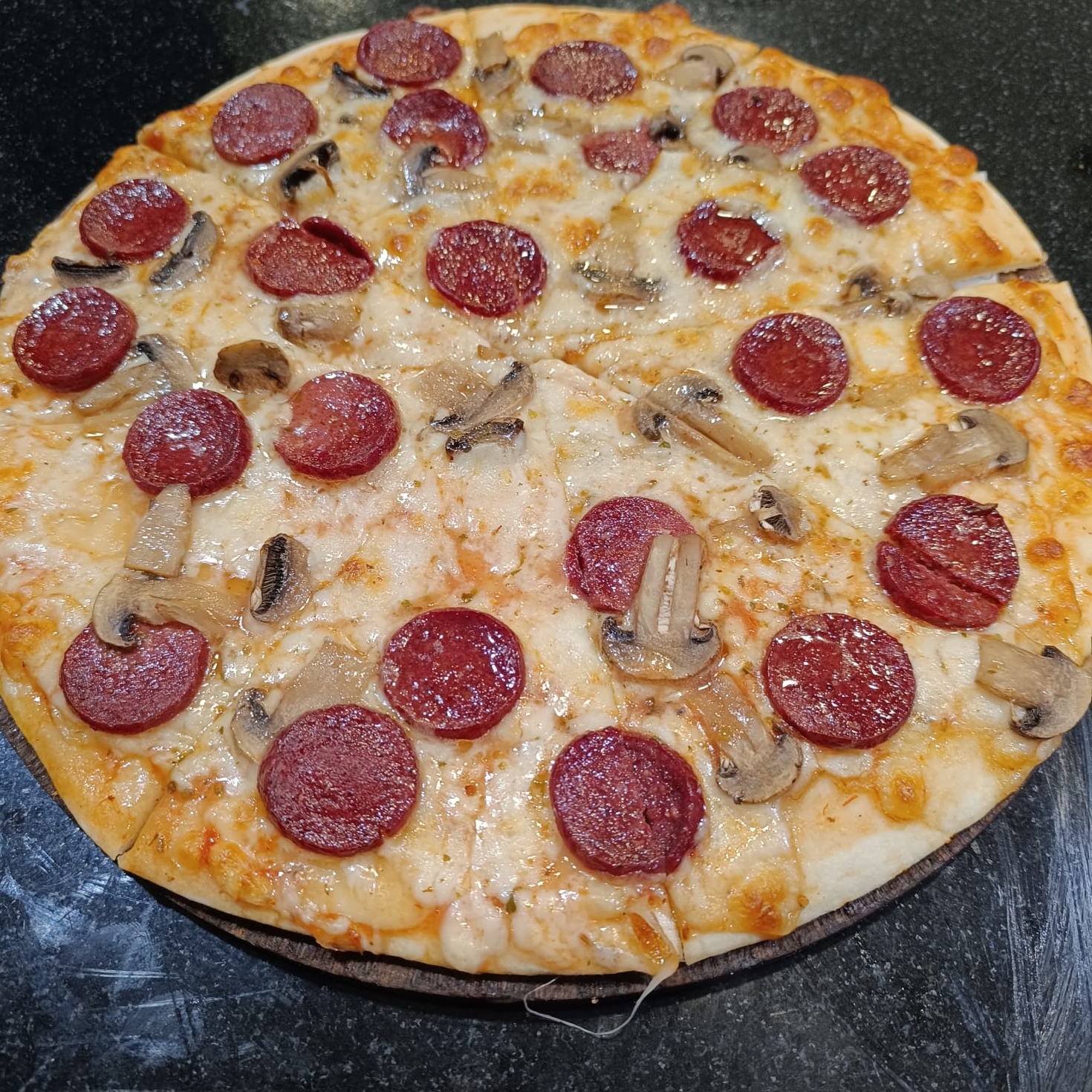 Sucuklu Mantarlı Pizza (Büyük)