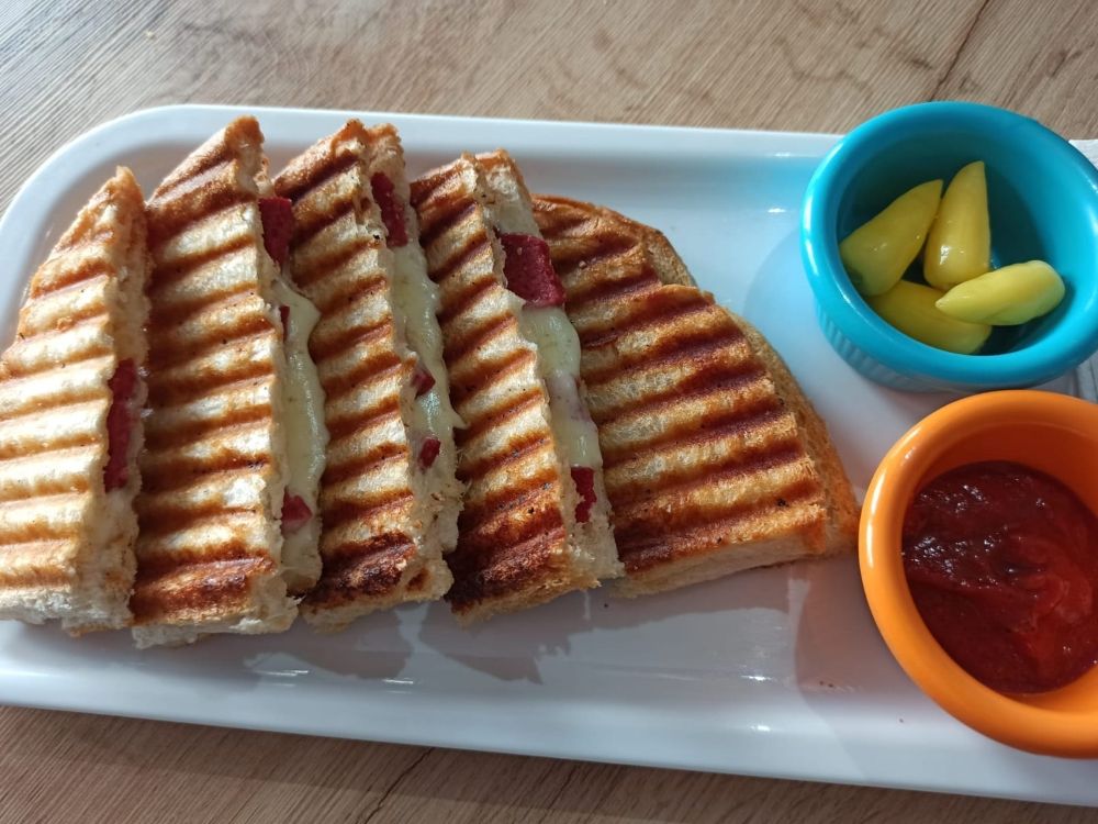Ayvalık Kavurmalı Kaşarlı Tost