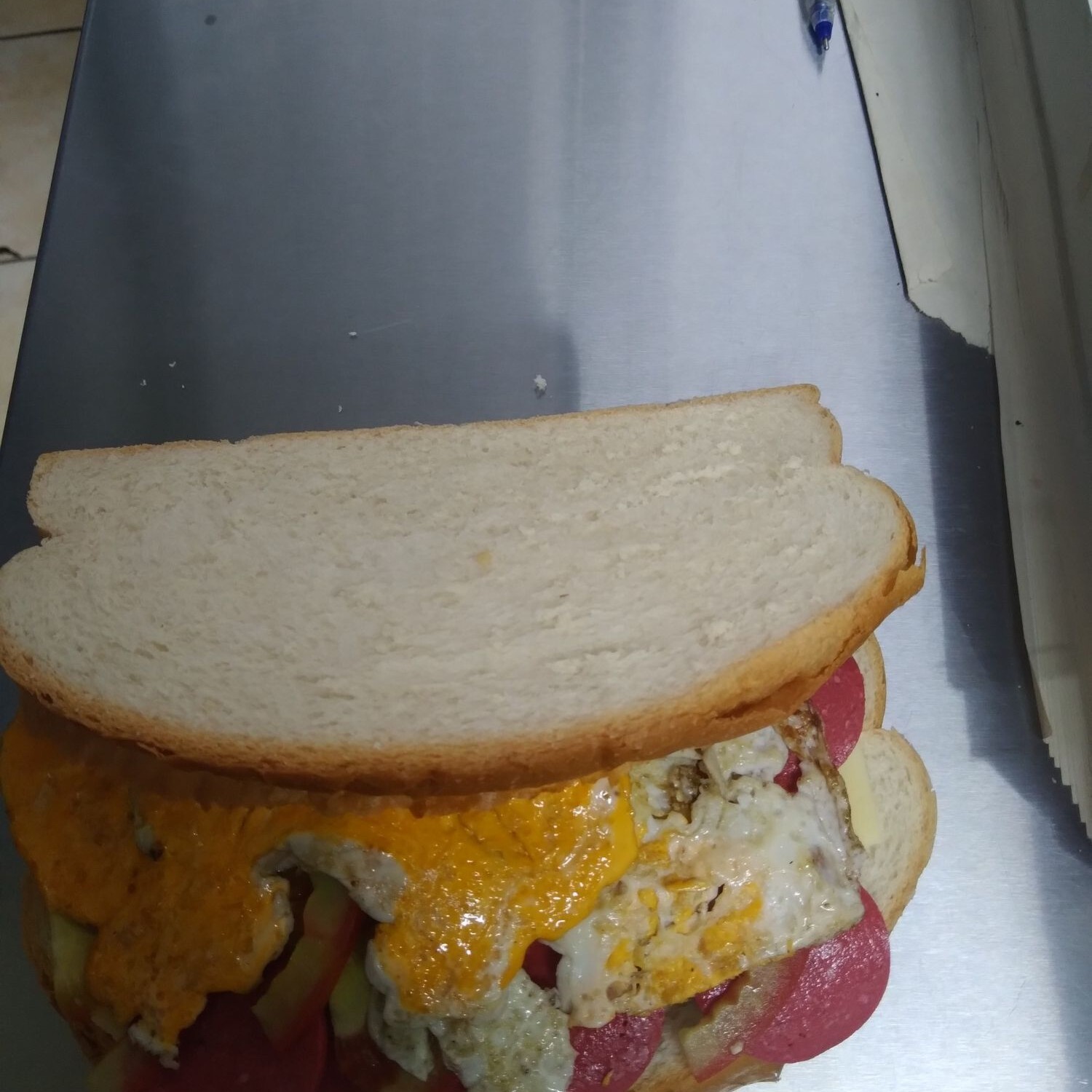 Ayvalık Ekmeğine Sucuklu Kaşarlı Salçalı Domatesli Tost